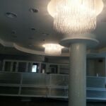 Gli strass che escono dal soffitto