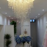 Pioggia di strass dal soffitto